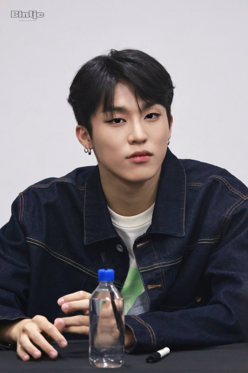 jexngwxx's tweet photo. jeongwoo’s eyes skshsksj i am not okay 😭

cr. Bintje_b04 https://t.co/z3NL5dk5x3