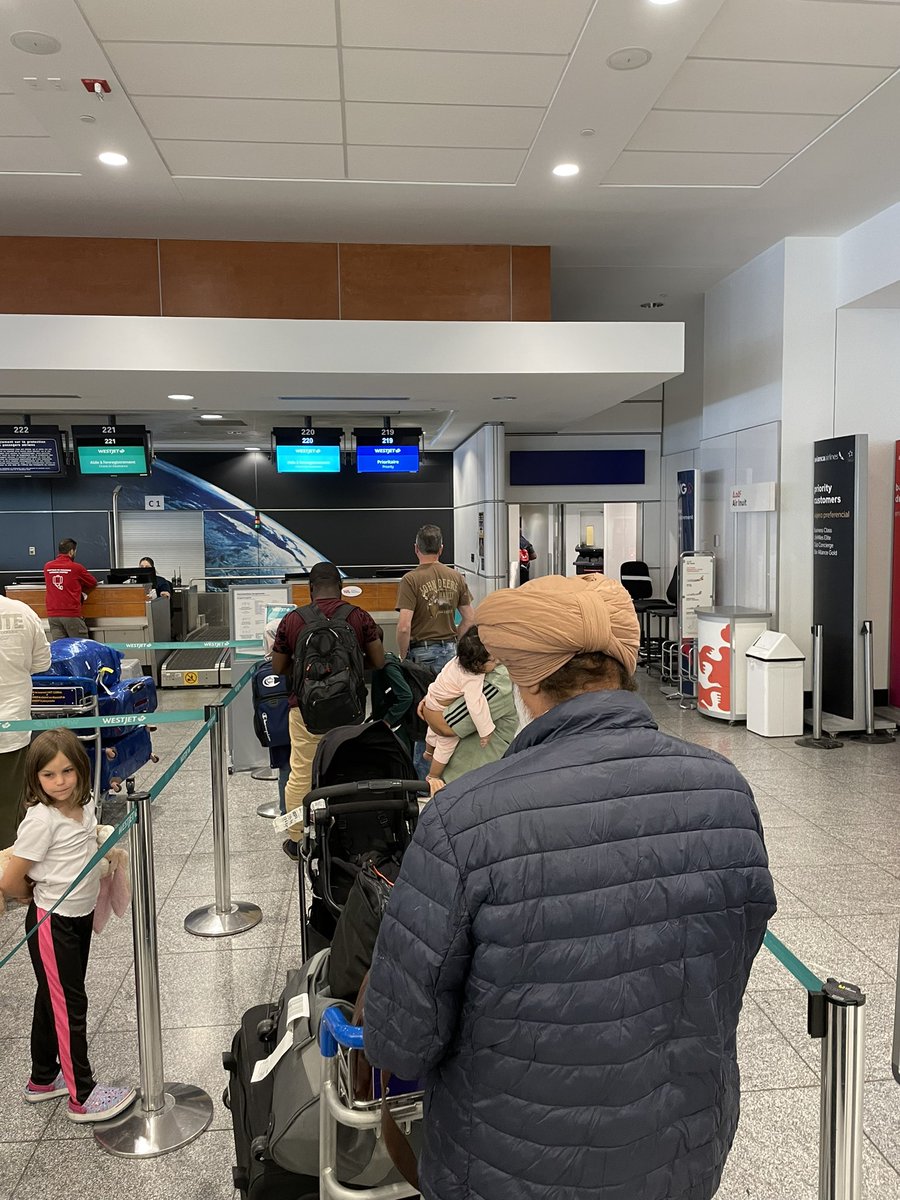Cuinvanc's tweet photo. Really starting to wonder why I fly with this airline. 20 minutes in line and not a soul at the priority YUL check-in. @WestJet https://t.co/upnRHmg5y6