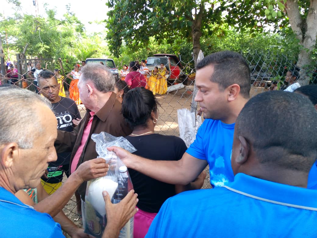 johanyanez85's tweet photo. Hoy acompañamos al Gobernador @MorelRodriguezA durante la entrega de cestas alimentarias en diferentes sectores del Mcpio #Mariño ,la gestión social del Gobierno regional sigue avanzado por toda Nueva Esparta, desde el #Clebne seguimos apoyando y trabajando por los Neoespartanos https://t.co/nAPWXtw7bK