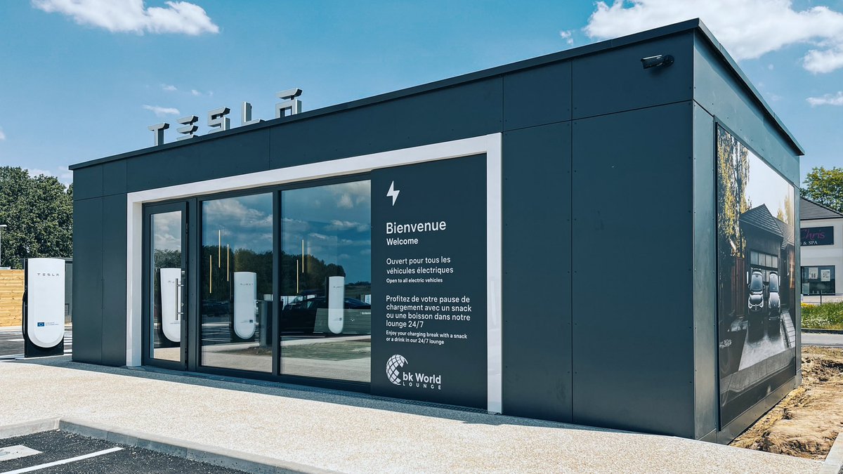 TeslaClubFrance's tweet photo. 🚗⚡️ On vous a déjà parlé de ce SuC, mais voici les photos et détails ! 🌟 Avec 32 stèles, la station de Roye est la plus grande Superchargeur V4 au monde et la première en France avec un lounge @Tesla. 🍕🎮 🥤et même un aspirateur et un gonfleur pour pneus.
#Tesla #superchargeur https://t.co/vWuouyJ53y