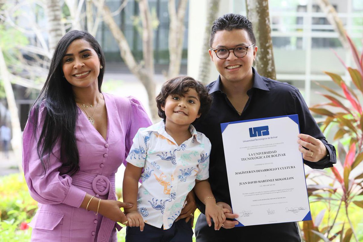 juandmartinezm's tweet photo. 🧑🏽‍🎓Graduado de la Maestría en Desarrollo y Cultura, de la Universidad Tecnológica de Bolívar. Este logro es una victoria para #ADOMI para mi familia y para todos aquellos jóvenes de escasos recursos que ahora contarán con un líder más capacitado para facilitarles su acceso a la U https://t.co/DRzwlpWyK3