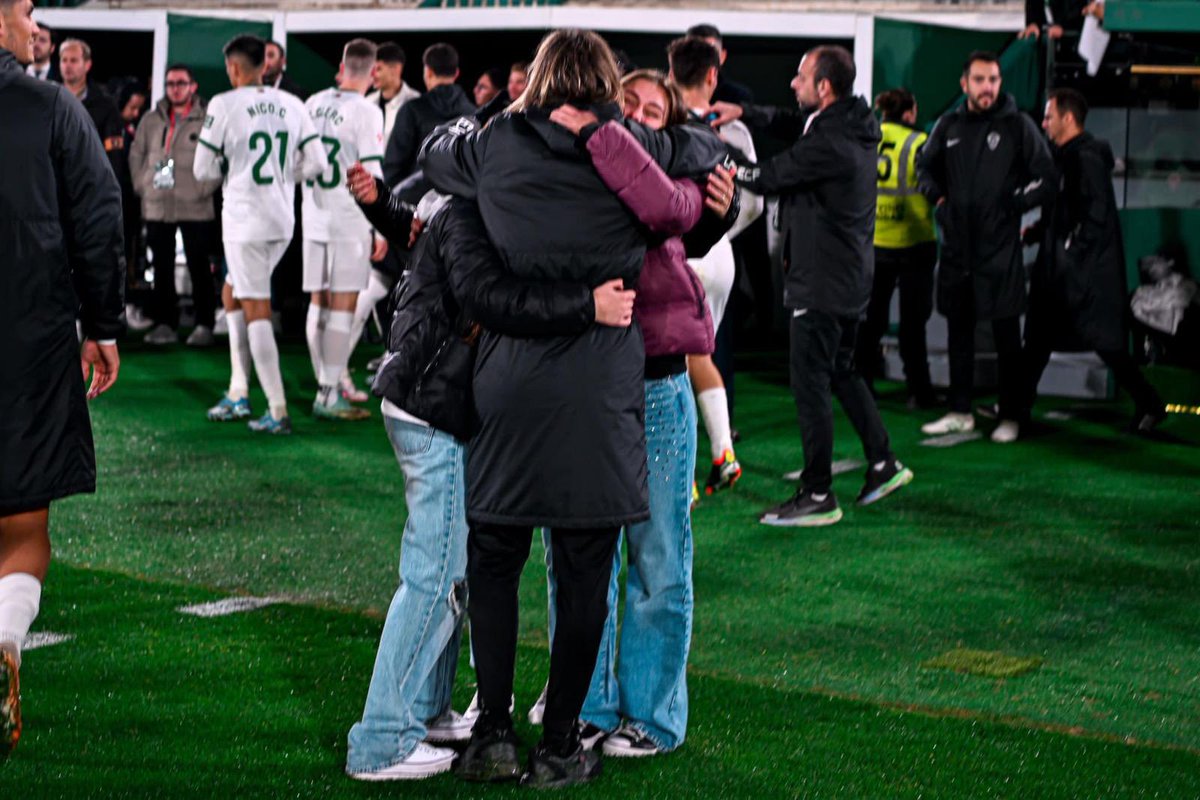Querida Familia Franjiverde

Finalizó una gran vivencia y una experiencia única donde disfruté enormemente, también sufrimos, y por sobre todas las cosas entregué cuerpo, mente y alma por el sentimiento de amor de toda la Ciudad para nuestro querido @ElcheCF.
Quiero despedirme