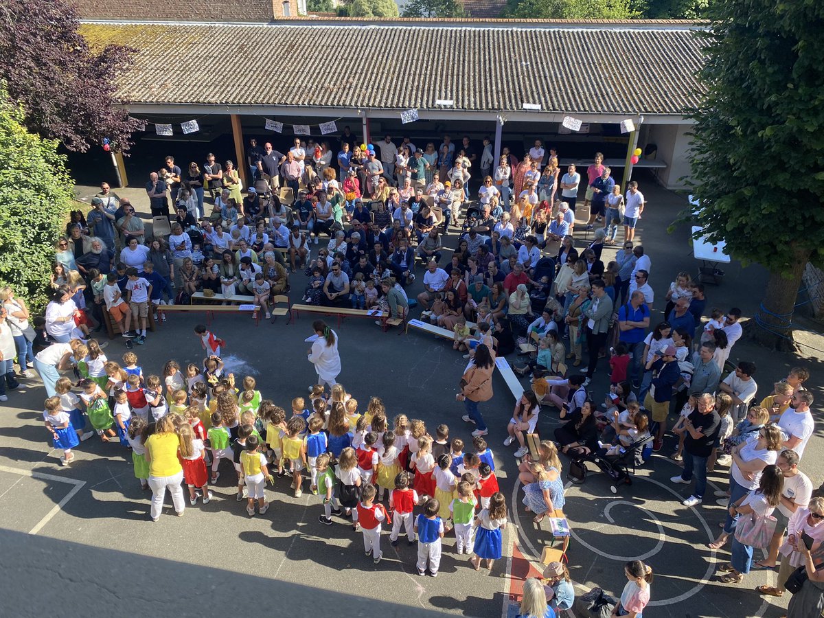 C_Guerout's tweet photo. Une fête  joyeuse et ensoleillée à l’école du Manoir à @Sainte_Adresse sur le thème des #jeuxolympiques : petits et grands rassemblés pour remercier les enseignants et les Atsem et passer une soirée dans cette jolie école 
Bonnes vacances à tous ! https://t.co/xpAcbKfyfN