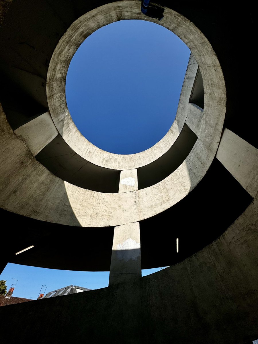 joncarrigan's tweet photo. Finally some great #brutalism @brutalismbot @new_brutalism https://t.co/KFzL8Ij04c