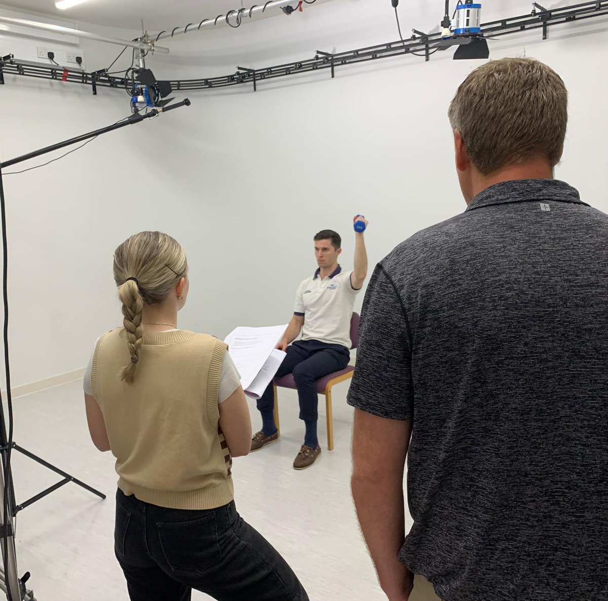 REACH_trial's tweet photo. Day 2 of filming done ✅ busy but successful day getting all the exercise videos and photographs ready for the REACH workbooks 🙌🏼 thanks to the team @davidkeenePT @Charlotte_Vye @ColinForde3 @Oxford_Trauma @OCTRUctu https://t.co/JoRoWtImfi