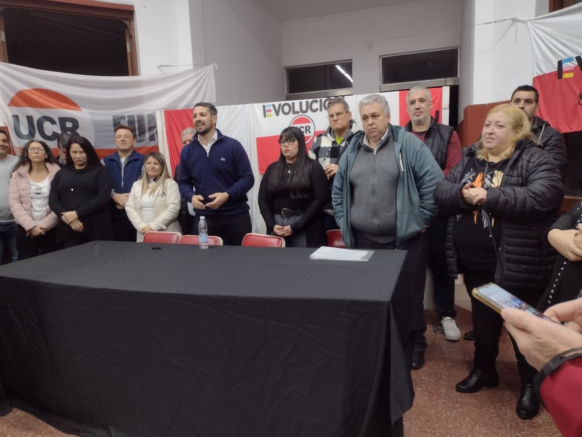 TuminiSM's tweet photo. Felicitaciones  @Nachorimini  Nuevo Presidente de la Mesa de conducción del Comité UCR Rosario, al Vicepresidente @mlgucr64  y a todos los integrantes que los acompañan en esta nueva gestión. Éxitos y Adelante radicales!🇵🇱 https://t.co/lFtnT3WviW