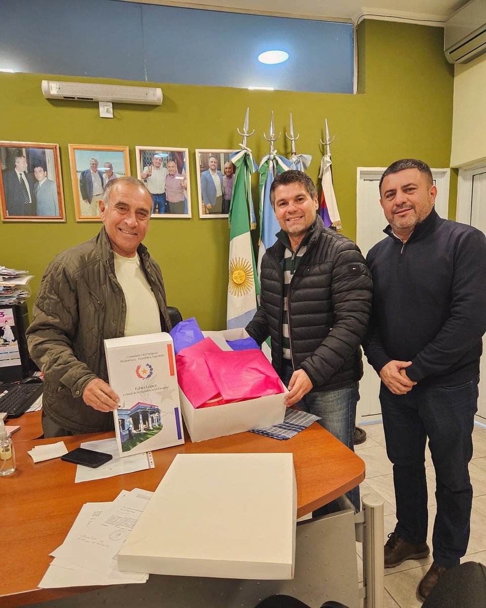 ConsulparRcia's tweet photo. Visitamos la Municipalidad de La Leonesa, Departamento del Bermejo, Provincia del Chaco. Fuimos recibidos en audiencia por el señor Intendente José Carbajal. Expresamos nuestro agradecimiento por la atención brindada a connacionales y descendientes residentes.
#ConsuladoPy https://t.co/UyIKaBGyOi