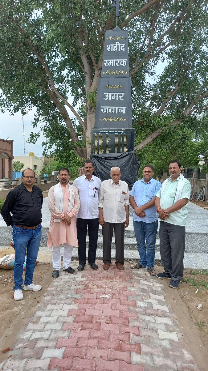 अलीगढ़ ख़ैर तहसील परिसर शहीद स्मारक को मोखे पर जाकर देखा पूर्व सैनिक  सगठन की टीम के लोगो को 11000(ग्यारह  हजार रुपये देकर सहयोग किया) जय जवान जय किसान जय रालोद   #कुलदीपचौधरी #क्षेत्रीयअध्यक्षब्रजपरांत #किसानप्रकोष्ट #rld_जिला_पंचायत_सदस्य_अलीगढ़ <a href="/highlight/">highlight</a>