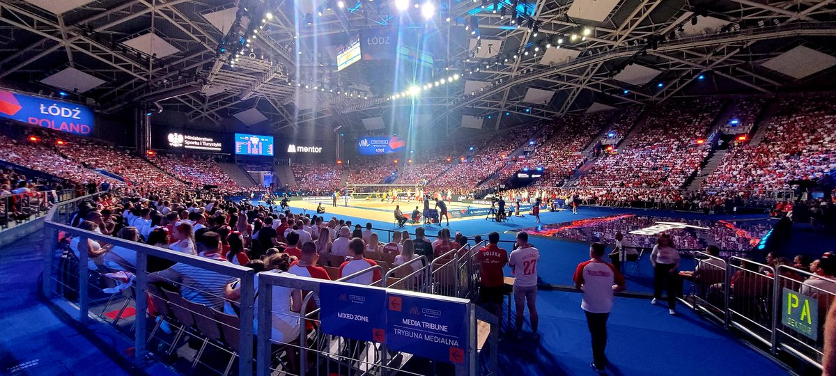 To była największa dotychczasowa impreza sportowa, w której miałem okazję brać udział jako reporter. Czekamy na jutro i bierzemy ten finał! 🇵🇱🏐

#VNL #VNL2024