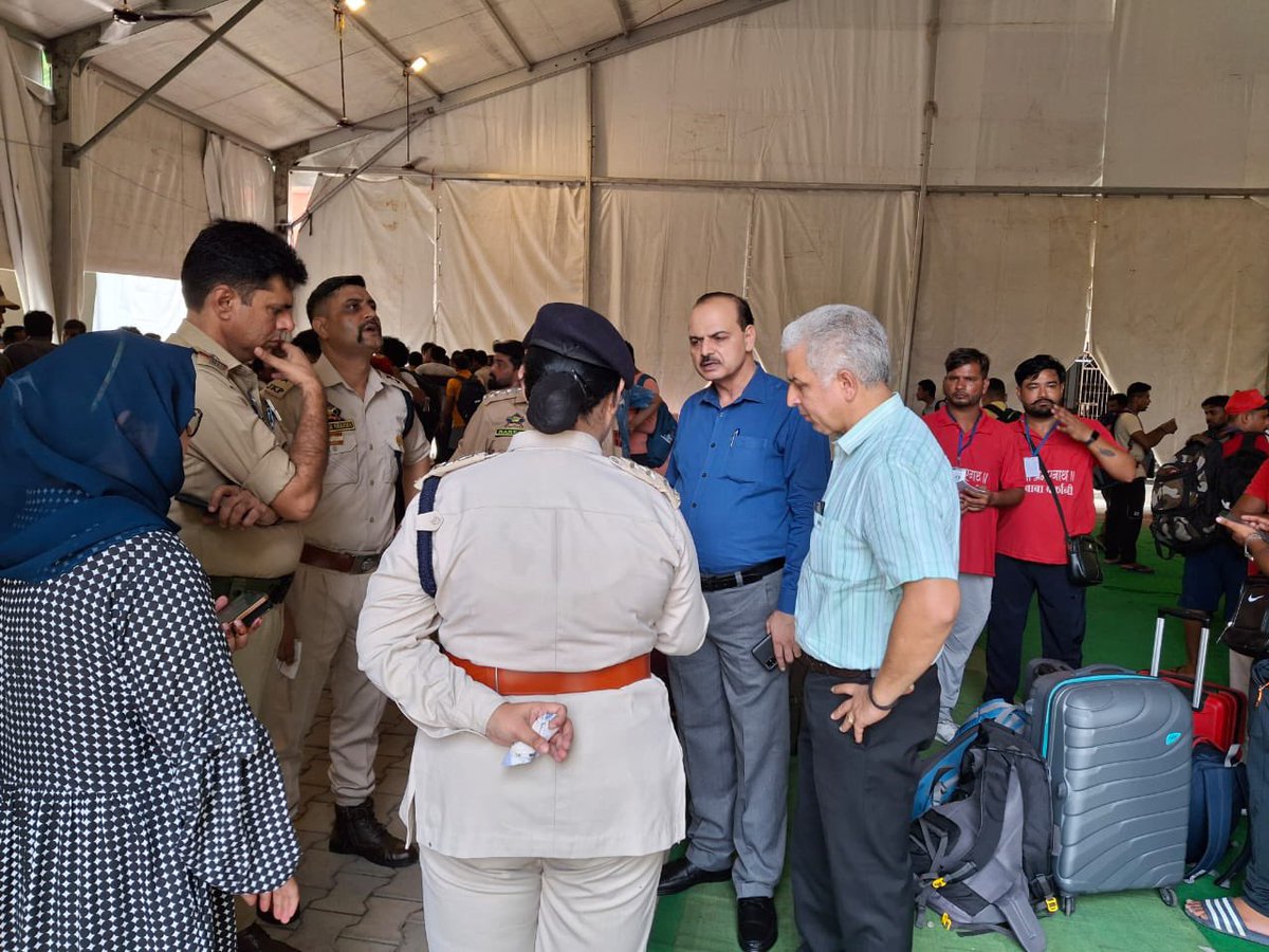 dhs_jammu's tweet photo. DHS Dr.Rakesh Magotra along with DD Dentistry, CMO Jmmu, CoS, had a whirlwind tour of SANJY medical centers at Railway station Jmmu, Panchayat Ghar, Saraswati dham,Mahajan hall to assess preparedness.
@OfficeOfLGJandK @SyedAbidShah @DrRakesh183 https://t.co/baCrswP6F6