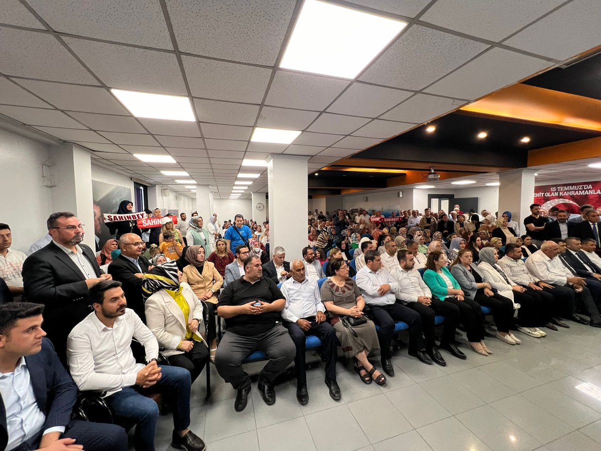 AK Parti Gaziantep İl Başkanlığımızda düzenlenen devir teslim törenine katıldık. 

İl Başkanvekili Murat Şerbetçi, Gaziantep Milletvekillerimizin ve İl-İlçe teşkilatlarımızın katılımlarıyla görevini Fatih Muhaddis Fedaioğlu'na devretti. 
 
Bu değişimin AK Parti’mize ve