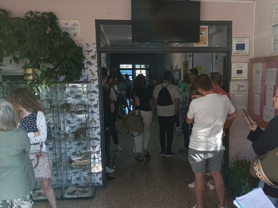 CCOOEducaMa's tweet photo. CCOO exige la retirada de la prueba común de las oposiciones a maestros por irregularidades🔽

El sindicato CCOO ha exigido la retirada de la prueba común de las oposiciones a maestros celebrada el pasado sábado por contener preguntas que exceden el temario establecido en el Decreto 61/2022, así como por la aplicación de criterios de corrección inadecuados y no publicados previamente.

🖥Noticia - https://t.co/ZHBOw7Ofzb
📄Escrito al Director de RRHH - https://t.co/ylUlhsAoUe
🔗Enlace al examen - https://t.co/y8cJUHBJYv
🔗Criterios de evaluación prueba común - https://t.co/XwAlPfdUbT
🎙Declaraciones de Isabel Galvín, Secretaria General - https://t.co/wrYsVWFpDB

Comparte, reenvía
⭕️⭕️PaseLoquePase
#CCOOContigo
#CCOOActúa