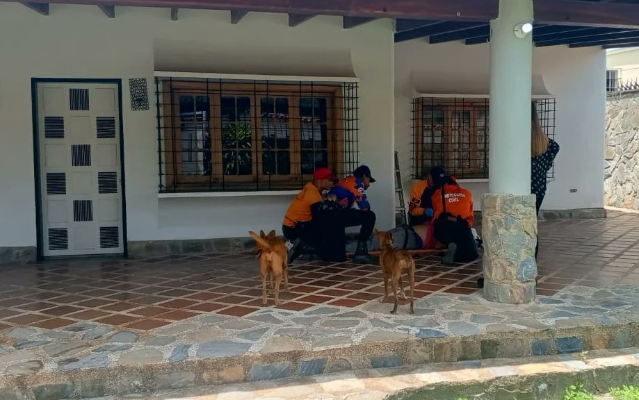 Pcivil_aragua's tweet photo. Funcionarios de Protección Civil y Administración de Desastres Aragua pertenecientes a la División de Operaciones realizaron el traslado de emergencia a un ciudadano el cual cayó de una altura a otra en el Barrio Sucre del Municipio Girardot 

@Vgrpc_MIJP
@PCivil_Ve https://t.co/E6CIUiSNex