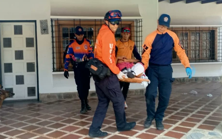 Pcivil_aragua's tweet photo. Funcionarios de Protección Civil y Administración de Desastres Aragua pertenecientes a la División de Operaciones realizaron el traslado de emergencia a un ciudadano el cual cayó de una altura a otra en el Barrio Sucre del Municipio Girardot 

@Vgrpc_MIJP
@PCivil_Ve https://t.co/E6CIUiSNex