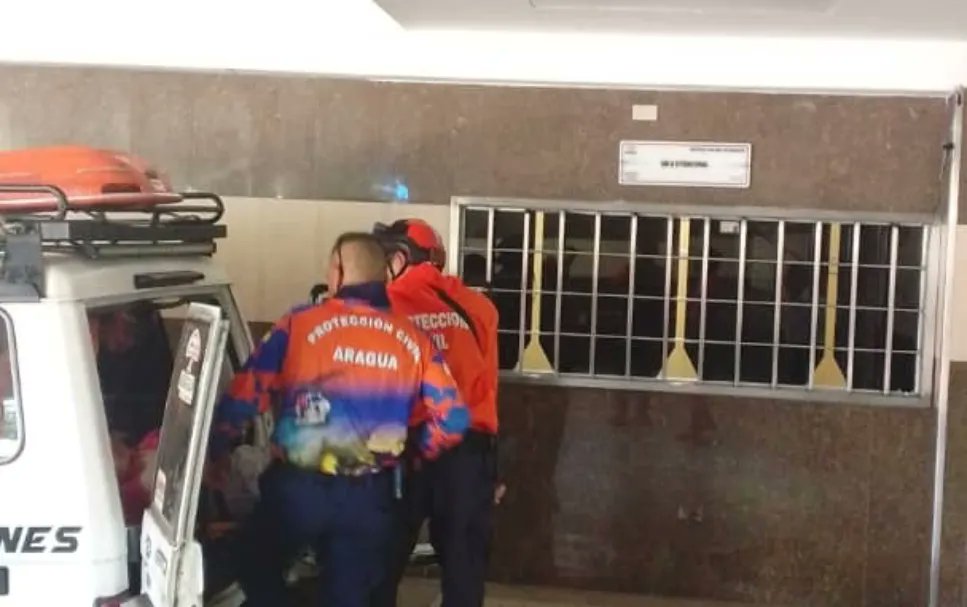 Pcivil_aragua's tweet photo. Funcionarios de Protección Civil y Administración de Desastres Aragua pertenecientes a la División de Operaciones realizaron el traslado de emergencia a un ciudadano el cual cayó de una altura a otra en el Barrio Sucre del Municipio Girardot 

@Vgrpc_MIJP
@PCivil_Ve https://t.co/E6CIUiSNex