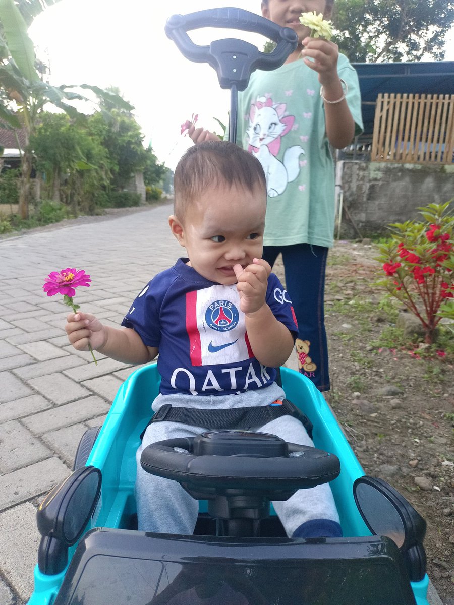 Unzulle's tweet photo. Lucu ya? Hehe
Manusia kecil yg berasal dari rahimku, hidup dengan ASIku. Sekarang sudah sepintar ini.
Kadang masih nggak nyangka aku bisa membuahkan manusia segemes ini.
Tetap gemas ya anakku, jangan suka tantrum dulu. https://t.co/B2uR14dMEX