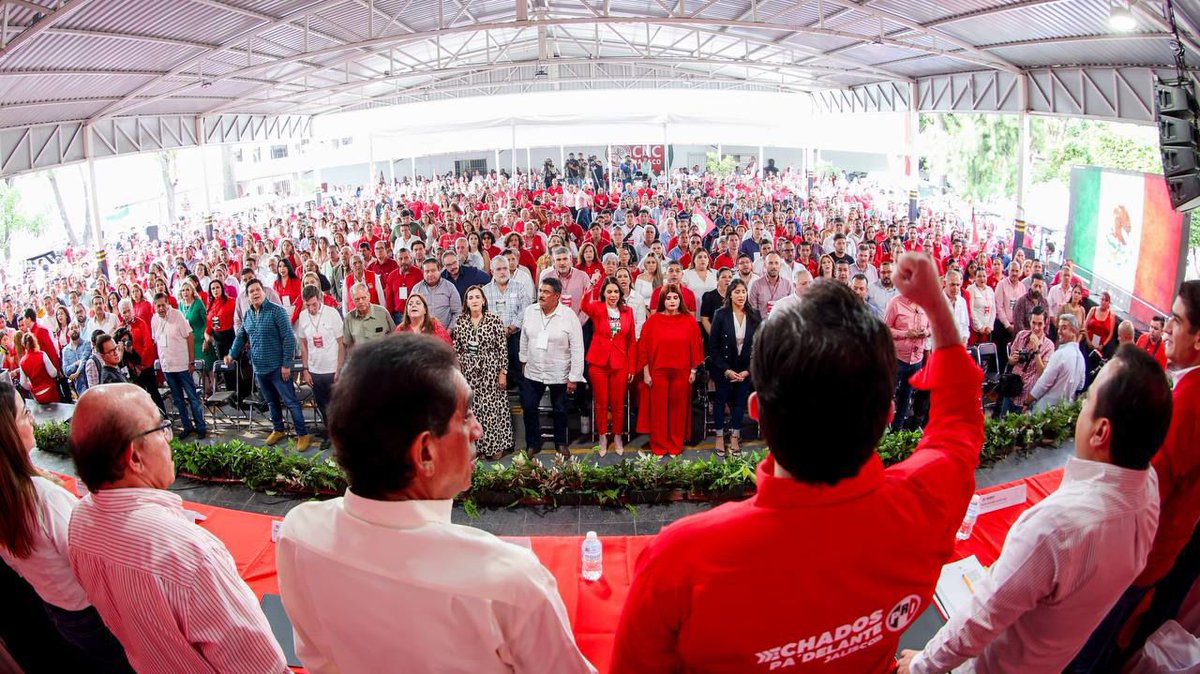 PRIJALOFICIAL's tweet photo. Celebramos con orgullo nuestra Asamblea Estatal en Jalisco! 

Más de tres mil personas se reunieron en el Comité Estatal para vivir una gran asamblea y recibir sus constancias como ganadores de la elección del 2 de junio. 

¡Juntos seguiremos #EchadosPaDelante ! 💪 

#PRIJalisco https://t.co/lzVkWVwOck