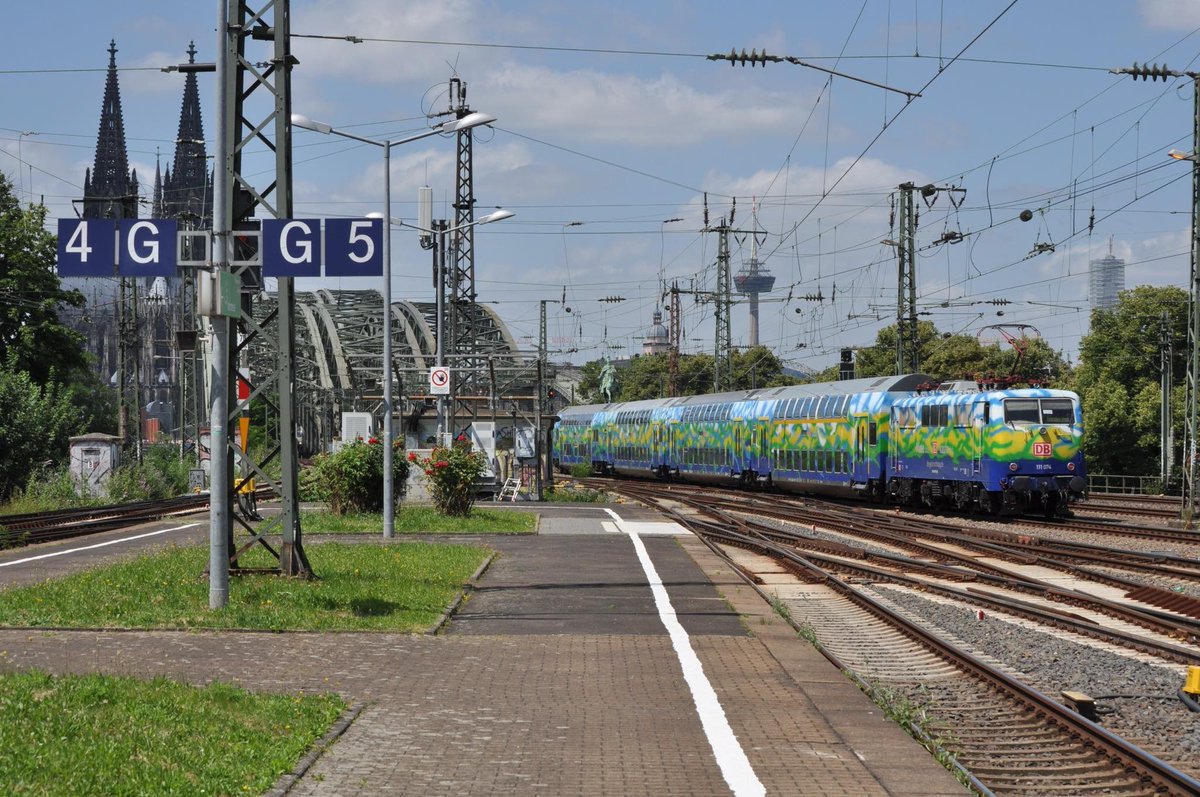 patrickauftour's tweet photo. Heute kam der DB Gebrauchtzug, der derzeit mit seiner #BR111 074 an die #Centralbahn vermietet, die hier mit den neu vorgestellten „Touristik“-Dosto-Wagen auf EM24-Verstärker in Richtung Dortmund unterwegs ist.
Danke an den Fotografen Noud Graus, der mir die 🖼️ geschickt hat. https://t.co/28k4coIzoh