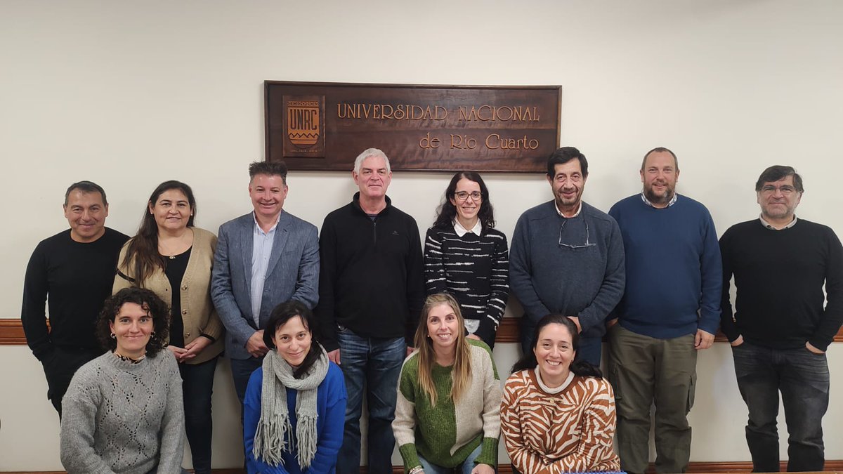 SeCyTUNRC's tweet photo. Por @camaradelmani, Edoardo Francazani, por @fundacionmaniargentino, Claudio Urquiza y Renata Cantoro visitaron la #unrc en un encuentro abierto con grupos de investigación, extensión, docencia y posgrado vinculados a la temática #mani. https://t.co/Yxu7a64u9j