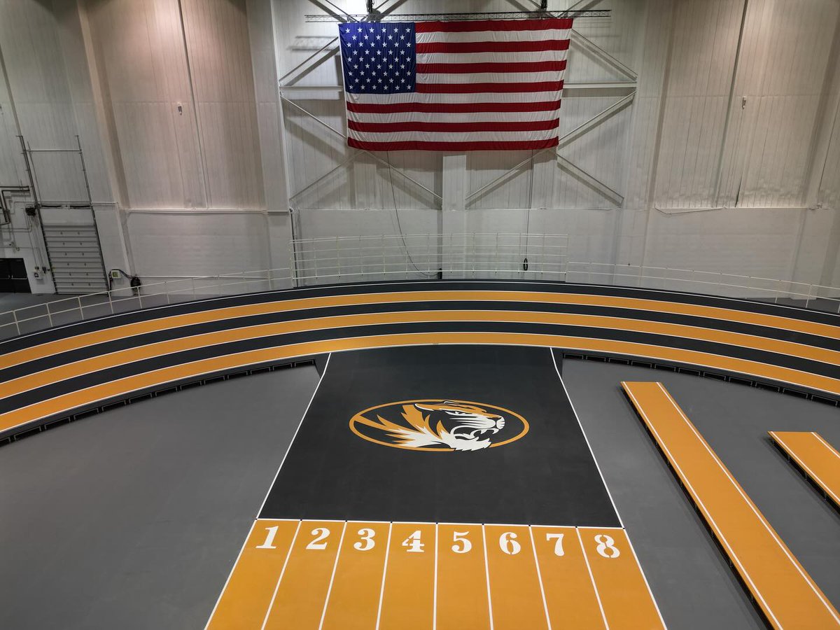 Kiefer_USA's tweet photo. @Mizzou now has a top-tier @MondoSport_USA  #bankedtrack meticulously installed by a highly skilled and dedicated team of installers. Kudos to all the team members @Kiefer_USA whose efforts contributed to the success of this project!👏🏆#Mizzou https://t.co/dYzNGbT7jq