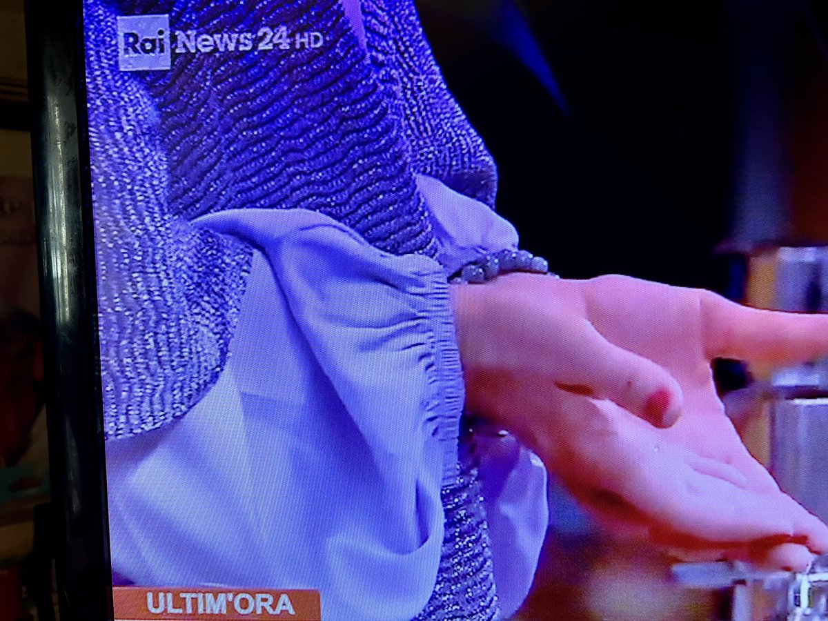 petronillarusso's tweet image. Che dire della nostra Presidenta del Consiglio con la vestaglietta? #blob 
Ma che cccarinaaaaa
#blob35 #neuroblob 
@BlobRai3