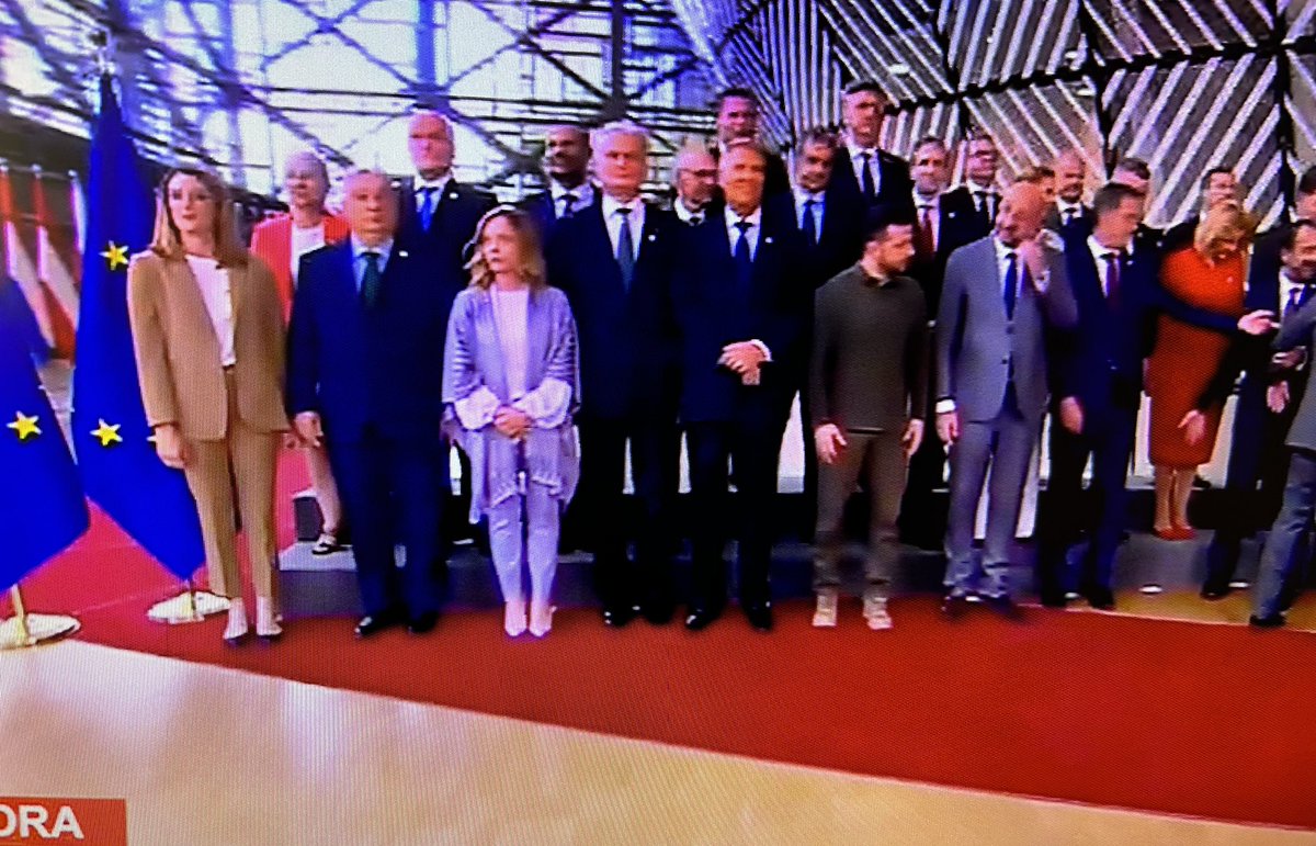 petronillarusso's tweet image. Che dire della nostra Presidenta del Consiglio con la vestaglietta? #blob 
Ma che cccarinaaaaa
#blob35 #neuroblob 
@BlobRai3