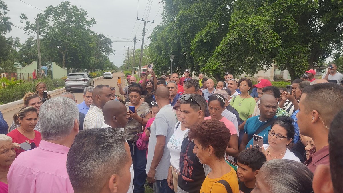 ➡️Dialogó el 1er Sec.del #CCPCC y Pdte. d 🇨🇺 con una representación de pobladores d "Primero d Mayo" en Aguada d Pasajeros #Cienfuegos. Allí Miguel Diaz- Canel Bermúdez se interesó X el eficaz control popular para el funcionamiento d los procesos sociales en la comunidad.