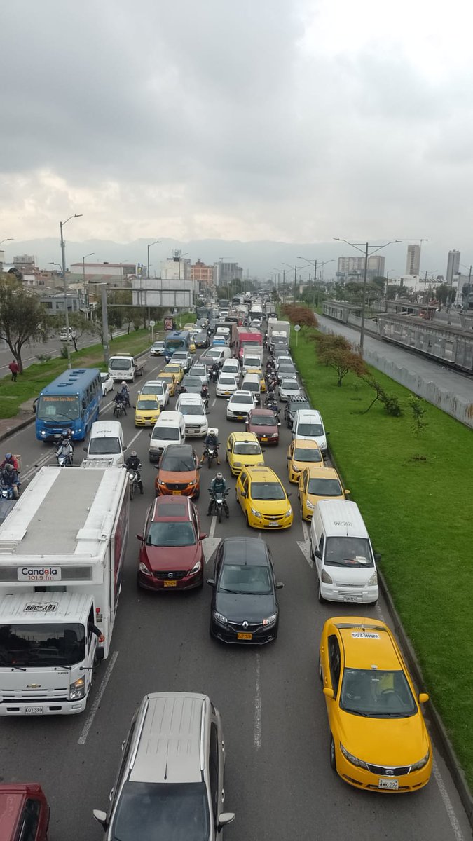 THazbleidy's tweet photo. Bloqueada Autopita Sur carril Soacha Bogotá al frente de la estación de Despensa https://t.co/TLMv4JSbua
