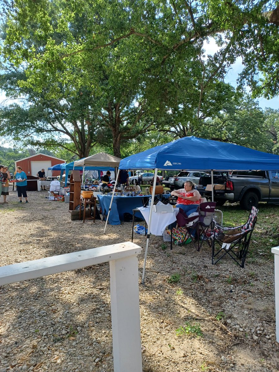 latowns1's tweet photo. @VisitNac Community Garage happening now @MCHVNAC Miller's Crossing 9-4, come shop and get a snow cone!! https://t.co/BBEj0Or2ao