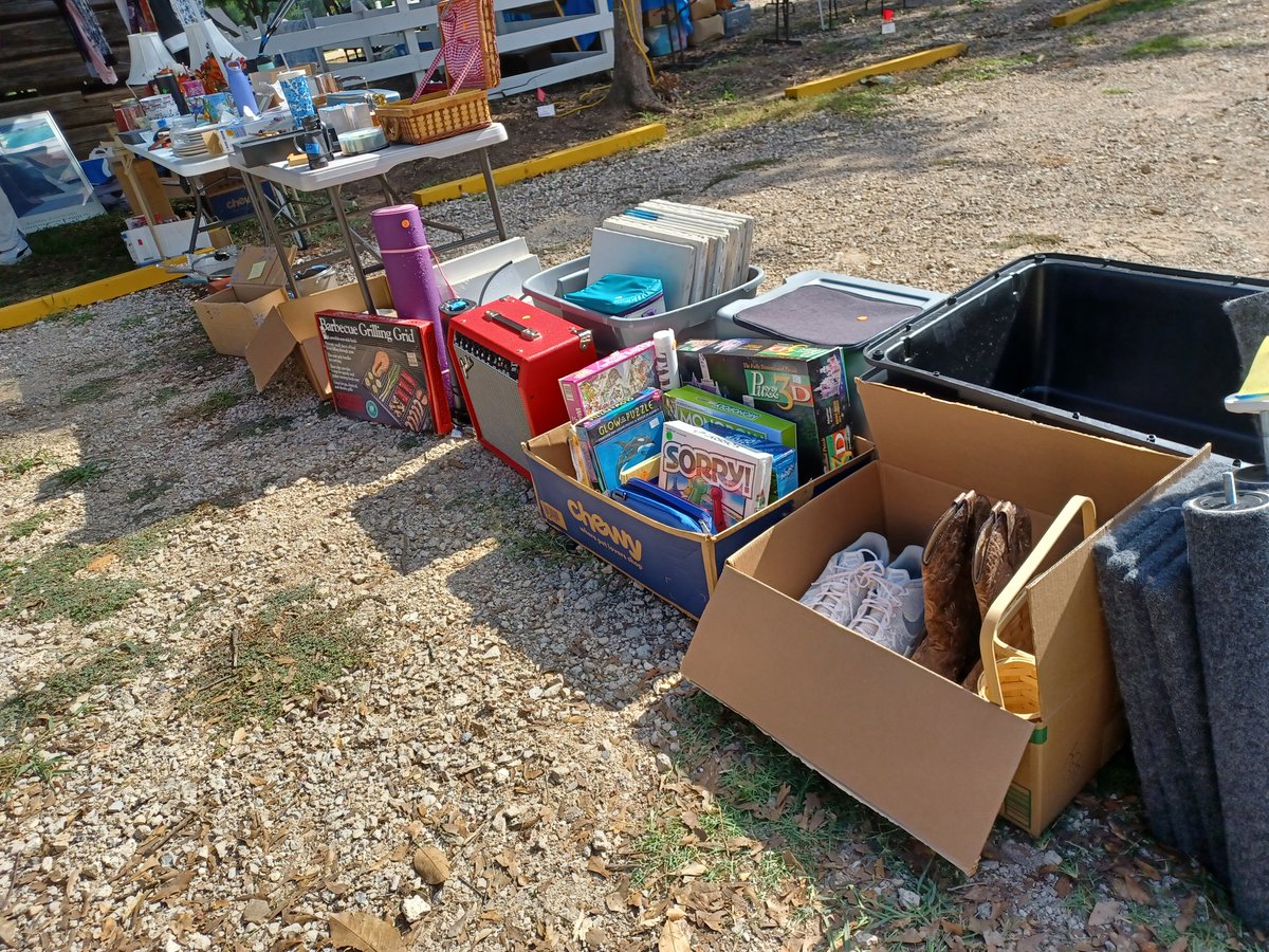 latowns1's tweet photo. @VisitNac Community Garage happening now @MCHVNAC Miller's Crossing 9-4, come shop and get a snow cone!! https://t.co/BBEj0Or2ao