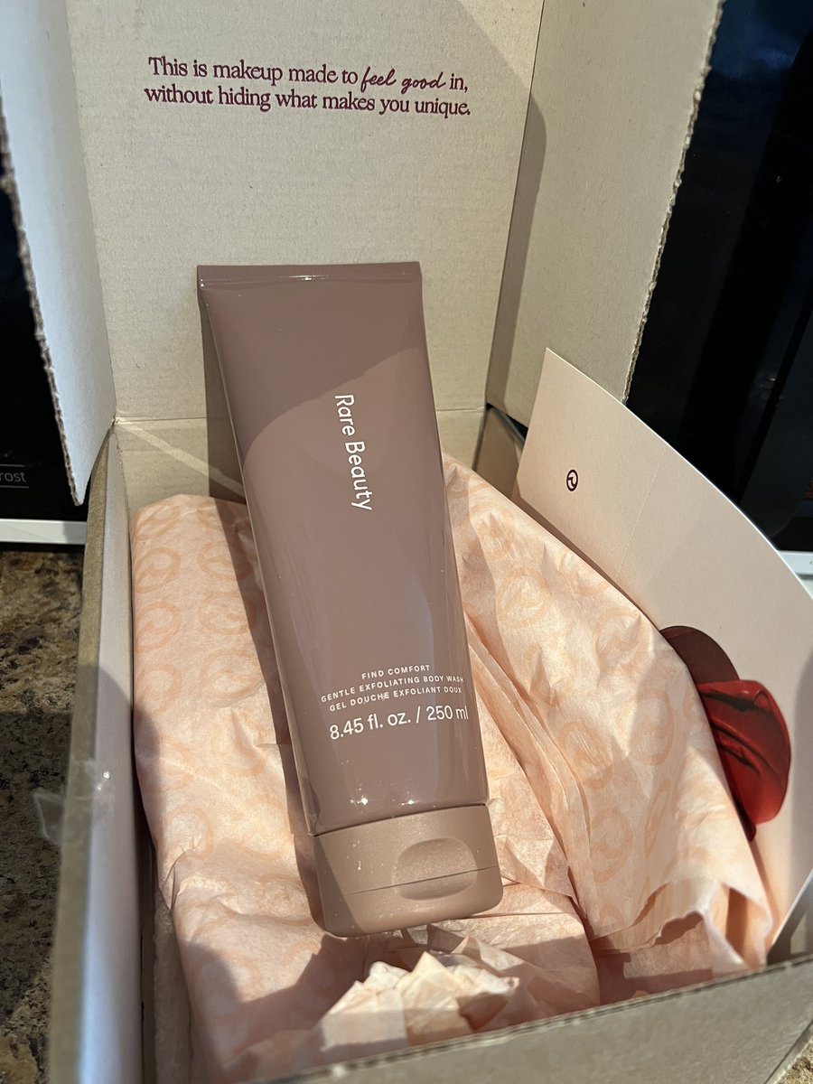 selrareheartbet's tweet photo. Finally picked it up today I canโt wait to try it!! ๐๐ป๐๐ค๐ฉท #rarebeauty #Findcomfort @rarebeauty @SelenaFanClub @selenagomez #selenagomez #rarebeautybodywash https://t.co/0l6mLyNAMQ