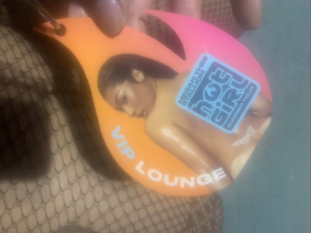 HiRadCrafts's tweet photo. It only took 1 of my favorite artists EVER to get me back in the stu! Here’s a tray I upgraded to gift to Megan @theestallion at her Vegas Hot Girl Summer show, in honor of her new album dropping!!! 🐍 🥚 #Megan #HotGirlSummerTour #Hotties #HotGirlInTheDesert! 🔥 https://t.co/2eUh0CvO4x
