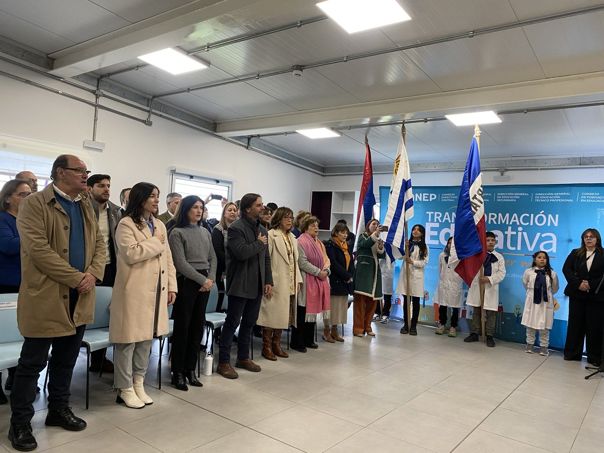 LuisLacallePou's tweet photo. En la inauguración de Escuela n. ° 408 de tiempo completo Villa García, en el departamento Montevideo. https://t.co/mV9pQ8dCq1