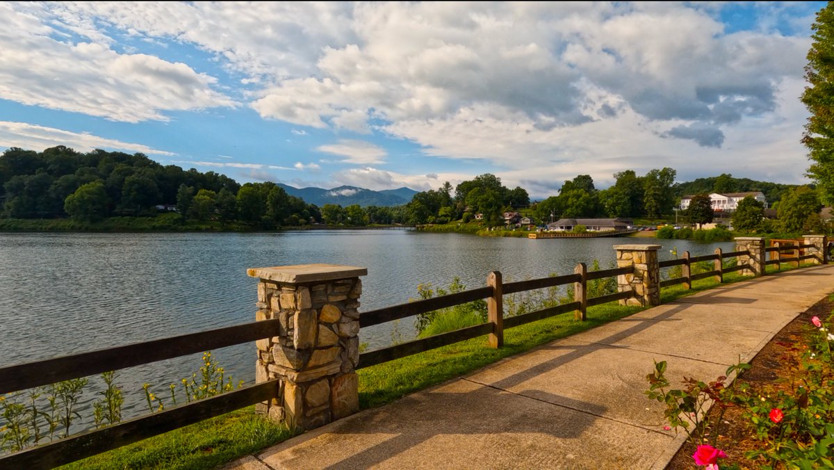 ResidentAmerica's tweet photo. Step into a summer dream at Lake Junaluska, where the sun-kissed waters shimmer in the golden embrace of the season. #LakeJunaluska #SummerSplendor #NatureNirvana #TranquilEscapes #SunlitShores #SerenitySeeker #SummerDreams #WanderlustJourney #TravelGram #ExploreNature #LakeLife https://t.co/aq5AURjOXo