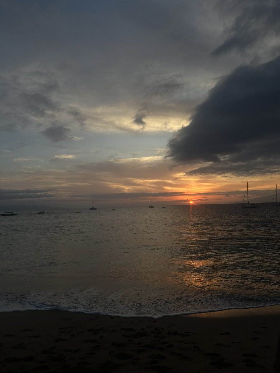 Ms_JerezR's tweet photo. SUNSET SELFIE: Nothing like the sunset from Hawaii 🥰 
#WeAreHaskett #HJHSUMMER24 https://t.co/4vFYAk78KM