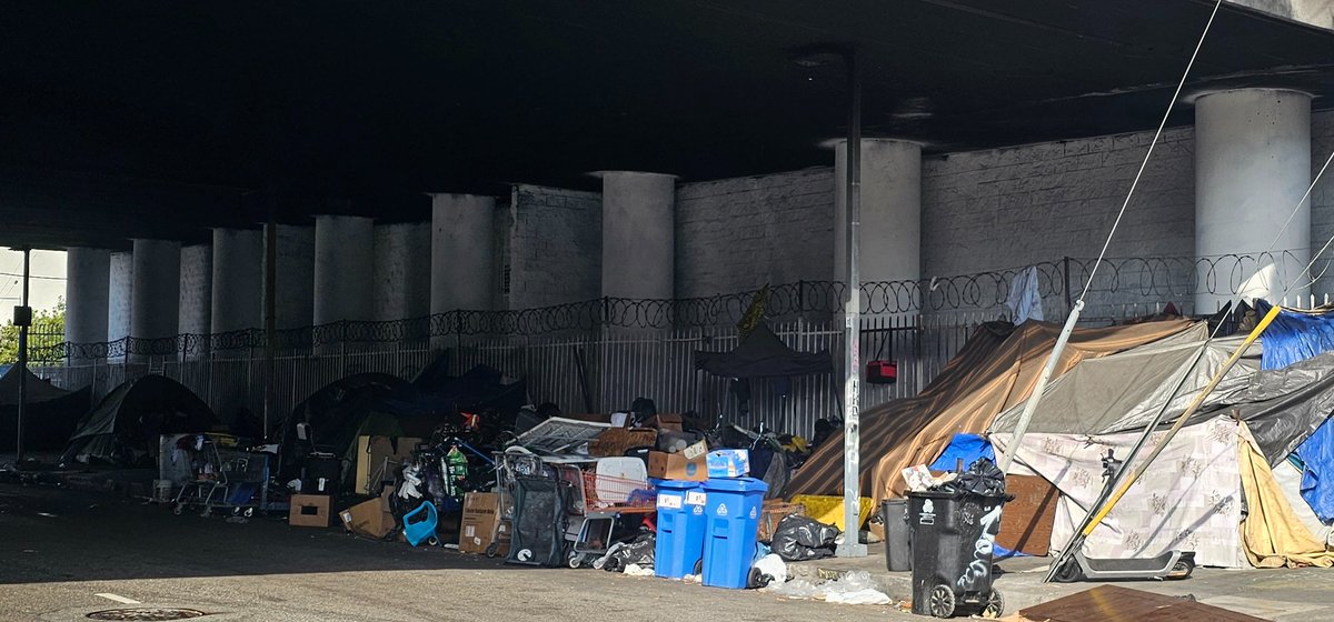 galactica82533's tweet image. Beyond the #debate, something that caught my attention, and was the presence of the governor of CA.  According to his record, prosperity proliferates here. Here is a small compilation of places where you can see clear marks of prosperity #morningdrive #randomplaces #LosAngeles