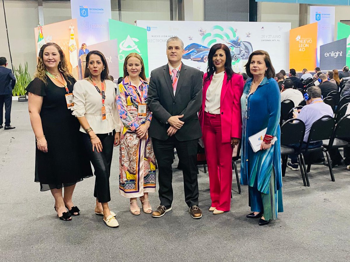 mofloresb's tweet photo. Esta semana estuve en #Monterrey participando en #IMOFSummit
Compartí panel sobre #mujeres en STEAM con Sofialeticia Morales, Fernanda Guarro, Marcela Barreiro y Clelia Hernández; además tuve oportunidad de visitar a parte de nuestro equipo. 😀 https://t.co/xDe1xDYXnS