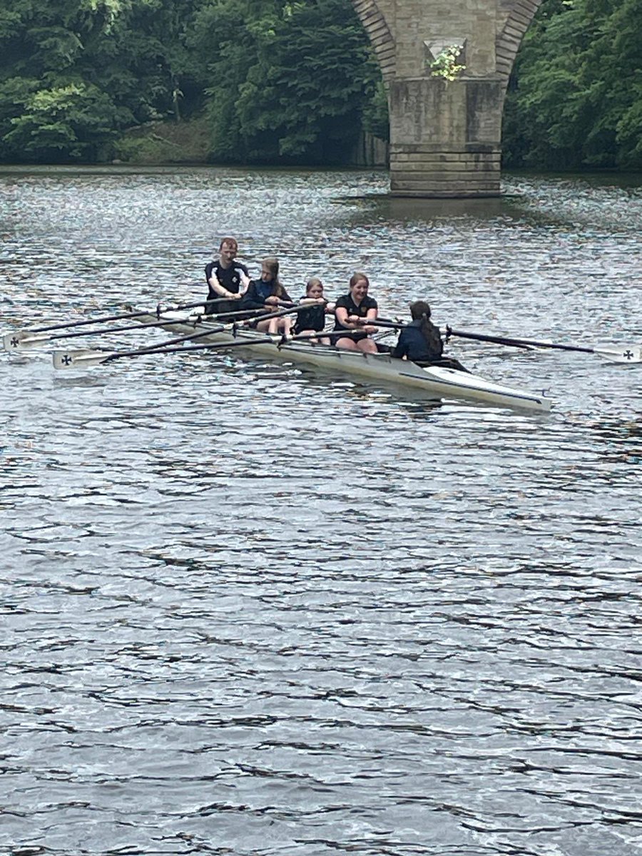 ChoristerSchool's tweet photo. Great to see some of our Year 6 rowers on the river afternoon in such lovely weather conditions! #ChoristerRowing https://t.co/z9XiGzDEiq