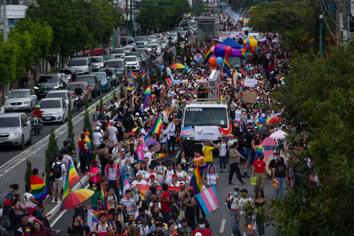 VolcanicasRev's tweet photo. 🚨🏳️‍🌈🇬🇹 ¡EN PLENO DÍA DEL PRIDE! La @CC_Guatemala, el máximo órgano del Estado, otorgó un amparo que buscaba prohibir la realización del Desfile del Orgullo LGBT+ en el país. ¡Por 1era vez en 24 años de realización del desfile, se atenta contra el mismo por vía constitucional! 👇🏽 https://t.co/d4DzDSAV4z