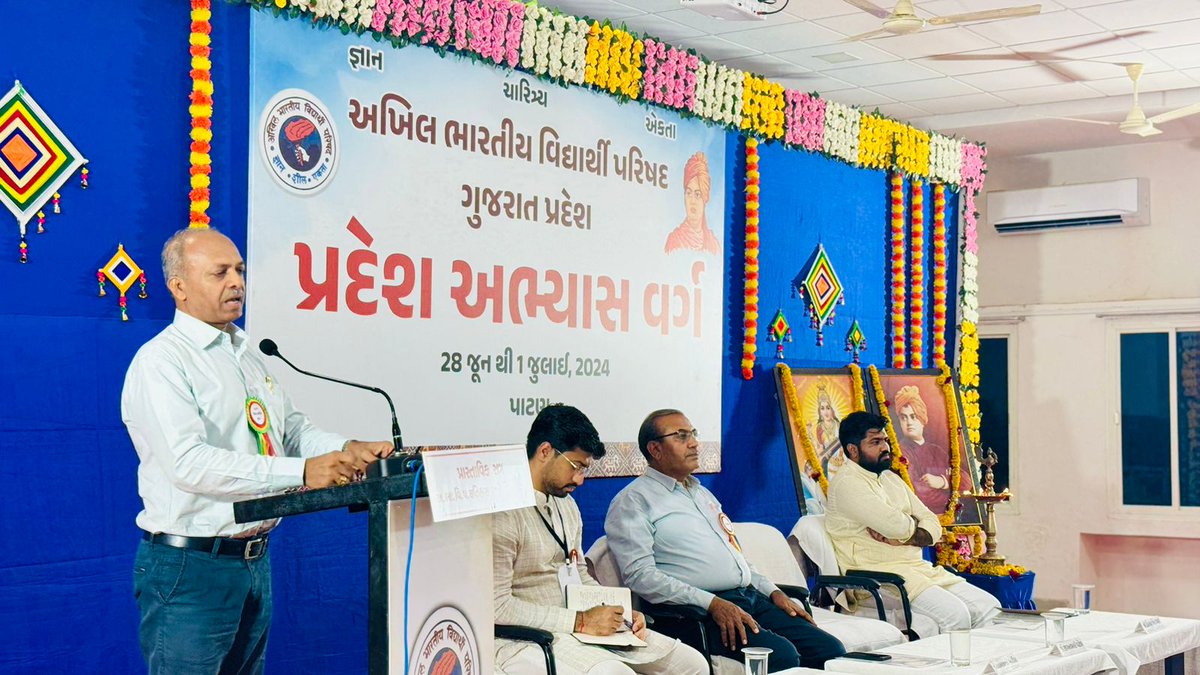 ABVPGujarat's tweet photo. પાટણ ખાતે આયોજિત અભાવિપ ગુજરાત નો ચાર દિવસીય અભ્યાસ વર્ગ - 2 નું શુભારંભ અભાવિપનાં રાષ્ટ્રીય કારોબારીનાં વિશેષ આમંત્રિત સદસ્ય ડૉ. છગનભાઈ પટેલ, ગુજરાત પ્રદેશ અધ્યક્ષ ડૉ. લક્ષ્મણભાઈ ભૂતડિયા, ગુજરાત પ્રદેશ મંત્રી શ્રી સમર્થભાઈ ભટ્ટ અને ગુજરાત પ્રદેશ સંગઠન મંત્રી શ્રી હિમાલયસિંહ ઝાલા દ્વારા દીપ પ્રાગટ્ય સાથે કરવામાં આવ્યું.

#ABVPGujarat