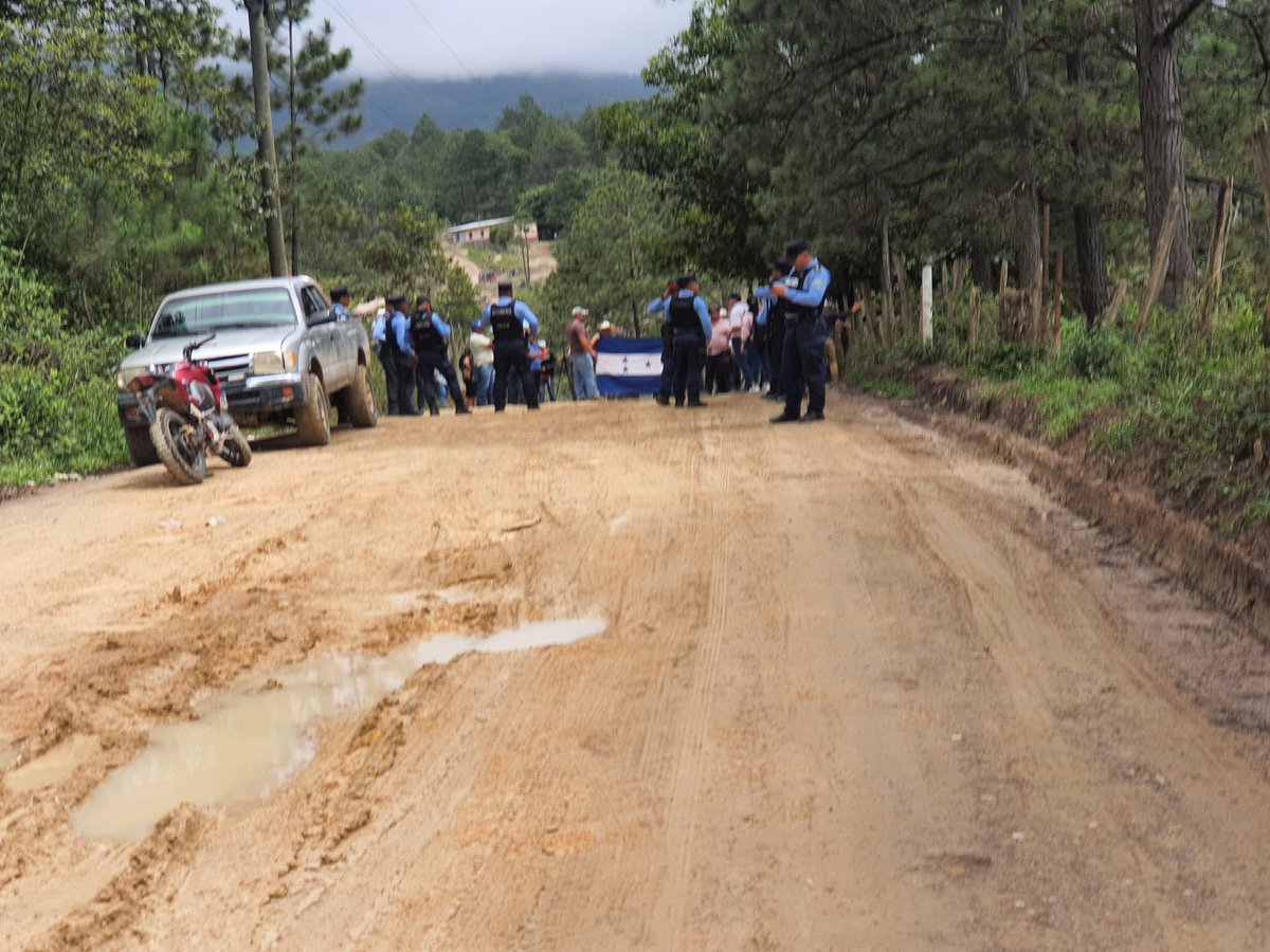 NMoskitiahn's tweet photo. #Departamentales #Lempira #SurDeLempira 
VIERNES DE PROTESTAS
Pobladores del municipio de #Erandique #GermanTrejo,Presidente  Presidente del Comité en compañia de los pobladores del municipio de Erandique, Lempira, realizan protesta por incumplimiento en reparación de carretera. https://t.co/Y96awnBf5g