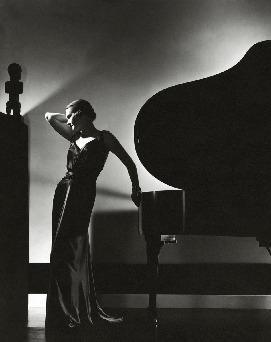 whitenights_ro's tweet photo. 📷The masters (CL) 

Edward Steichen - Le petit robe noir, 1935
#mastersofphotography https://t.co/61a8N9vajD