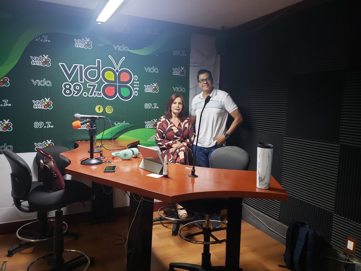 laurapadilla67's tweet photo. Hoy me recibió en su programa de radio en VIDA 89.7 fm mi querido 
@VicGordillo toda una personalidad al aire para hablar sobre el 1er. Debate Presidencial #Biden2024 y Trump,  los migrantes. https://t.co/4y5XJKCdnk