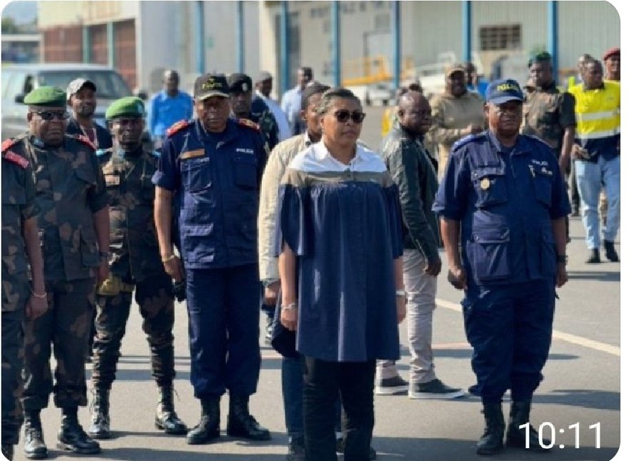 SimaroNgongoMba's tweet photo. KANYABAYONGA TOMBE AU LENDEMAIN DE LA VISITE DE @JUDITH SUMINWA À L’EST. SURTOUT QUE LE GÉNÉRAL @CHICO TSHITAMBWE AVAIT RÉUNI LES #COMMANDANTS #FARDC ET #FDLR JEUDI À #KANYABAYONGA POUR DES CONSIGNES DE RETRAIT DES FORCES. LA PAUVRE PREMIÈRE MINISTRE S’EST MISE DANS LE PÉTRIN. 

- Jeudi 27 juin 2024, CHICO TSHITAMBWE a réuni tous les commandants opérationnels affectés dans la zone de KANYABAYONGA pour préparer une offensive de grande envergure, selon lui. 

- ⁠CHICO TSHITAMBWE vient ainsi d’occasionner une deuxième victoire de l’AFC sur la coalition FARDC-FDLR-BURUNDI~SADC-#WAZALENDO. Après RWINDI tombée précédemment, le même CHICO TSHITAMBWE est encore responsable de la chute de KANYABAYONGA. @TSHISEKEDI ne le sanctionnera pas puisqu’il est Kasaïen. 

- ⁠Ces événements interviennent très curieusement au lendemain de la visite de JUDITH SUMINWA TULUKA au Nord-Kivu. Si c’était KAMERHE, l’UDPS allait l’accuser de complicité. Or, SUMINWA est bel et bien complice de la chute de a KANYABAYONGA. 

« CHICO TSHITAMBWE AVAIT PRÉPARÉ L’ARRIVÉE DE L’AFC À KANYABAYONGA »