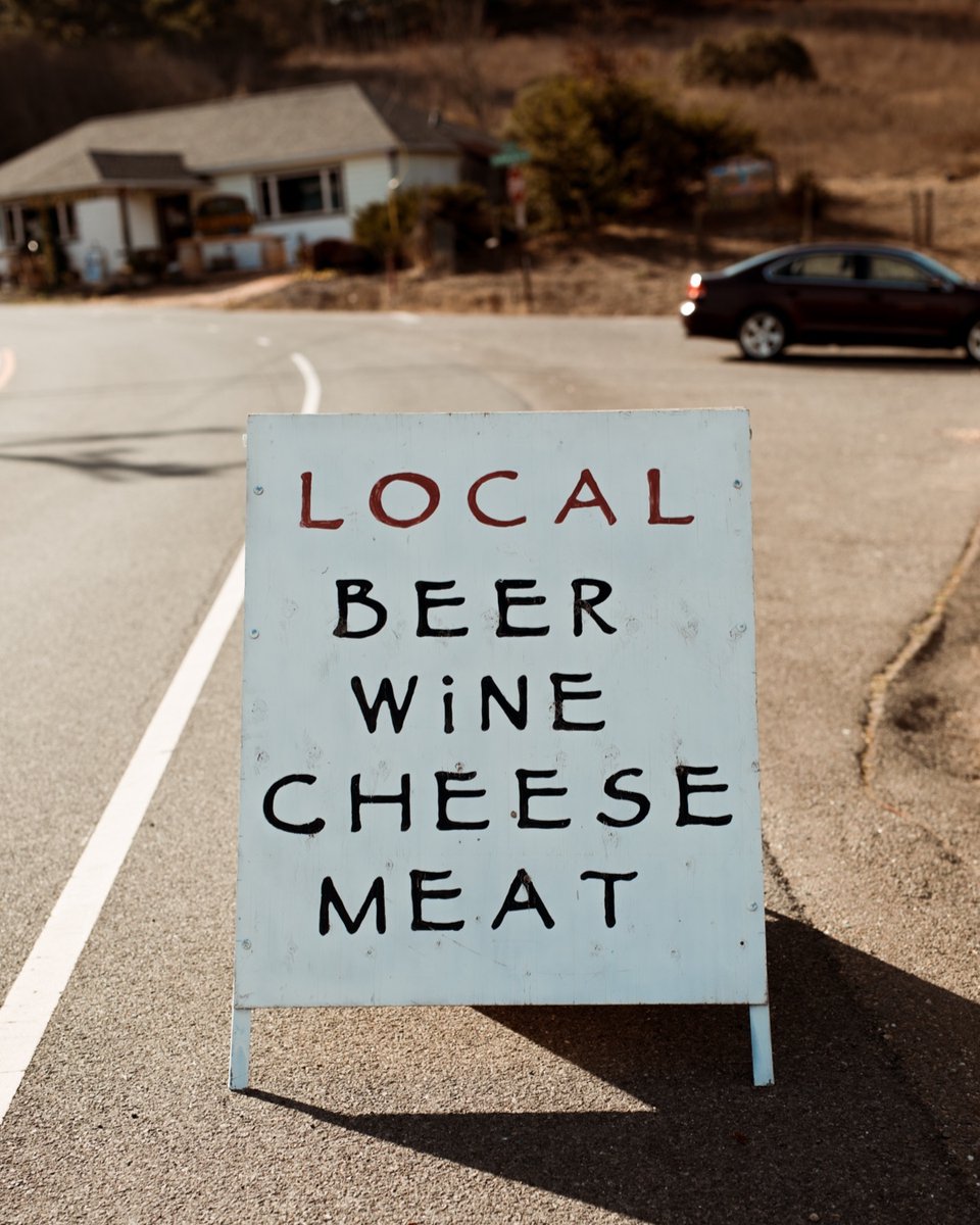 It's that time of the week when the wine, cheese, and waves are calling🍷🧀🌊 ⁠
⁠
📷️: @sonomacoastvilla⁠