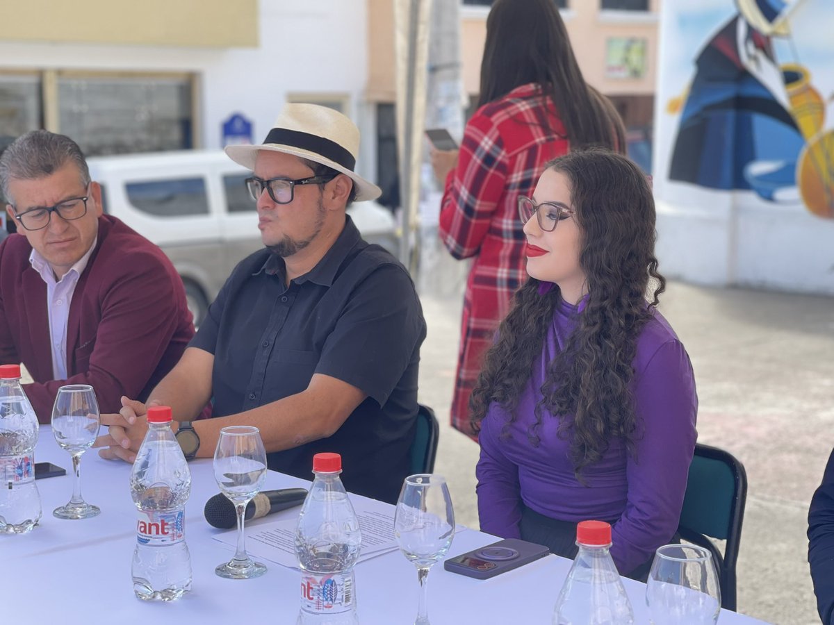 camileonok's tweet photo. Mi agradecimiento a los presidentes de los #GADs parroquiales de #ElValle  @FabianCarrionH y #SantaAna Mixon Peláez, quienes nos apoyaron para que esta brigada social sea posible. A todas las instituciones que estuvieron con sus carpas de información, a nuestros Emprendedores del Crédito del Bono de Desarrollo Humano, y a @vivantecuador que siempre nos colabora con botellas de agua para nuestros usuarios.  Seguiremos articulando esfuerzos en beneficio de la gente que más lo necesita. 💪🏻☺️