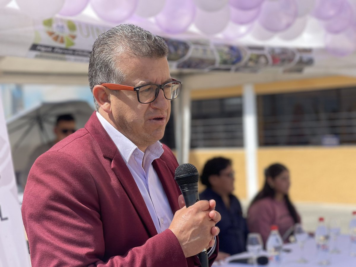 camileonok's tweet photo. Mi agradecimiento a los presidentes de los #GADs parroquiales de #ElValle  @FabianCarrionH y #SantaAna Mixon Peláez, quienes nos apoyaron para que esta brigada social sea posible. A todas las instituciones que estuvieron con sus carpas de información, a nuestros Emprendedores del Crédito del Bono de Desarrollo Humano, y a @vivantecuador que siempre nos colabora con botellas de agua para nuestros usuarios.  Seguiremos articulando esfuerzos en beneficio de la gente que más lo necesita. 💪🏻☺️