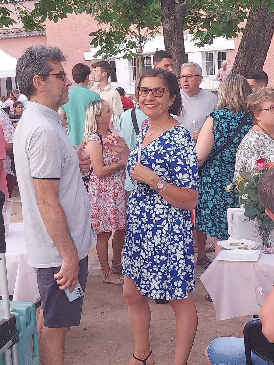 sab_cristofani's tweet photo. Au #Roseday à #lecannetdesmaures. Petit réconfort avant un maxi collage d'affiches dans toute la circo. #nouveaufrontpopulaire #contrelextremedroite #contremacron #vidauficoeurduvar @SereineEnMarche @phlottiaux @helenegarcia https://t.co/TT39CMP4QT