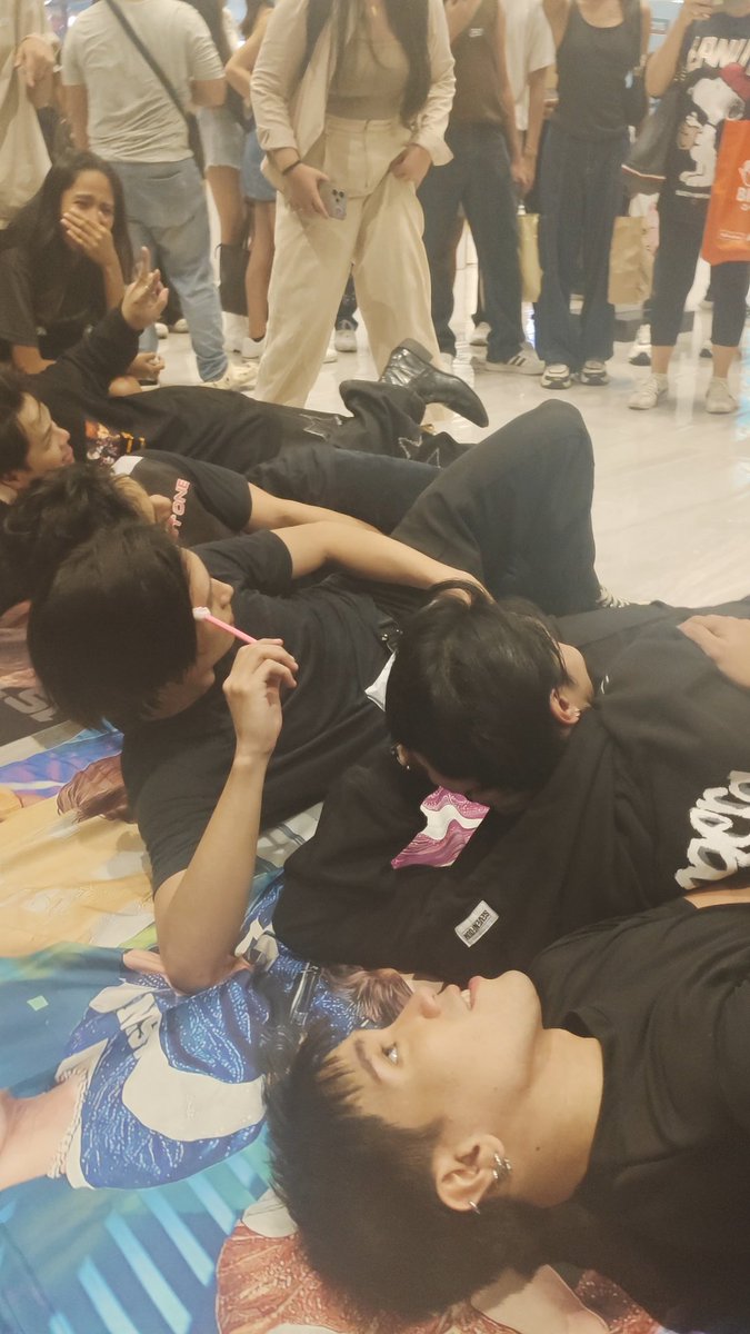 maykinikimkim6's tweet image. Just 1ST ONE and FOR ONE being chaotic 😂😂 lab ko kayo super!!! 🤗🤗

1ST ONE AT FÊTE DE LA MUSIQUE PH
@1stoneOfficial #1stOne #1stOneDITO #FetePH30