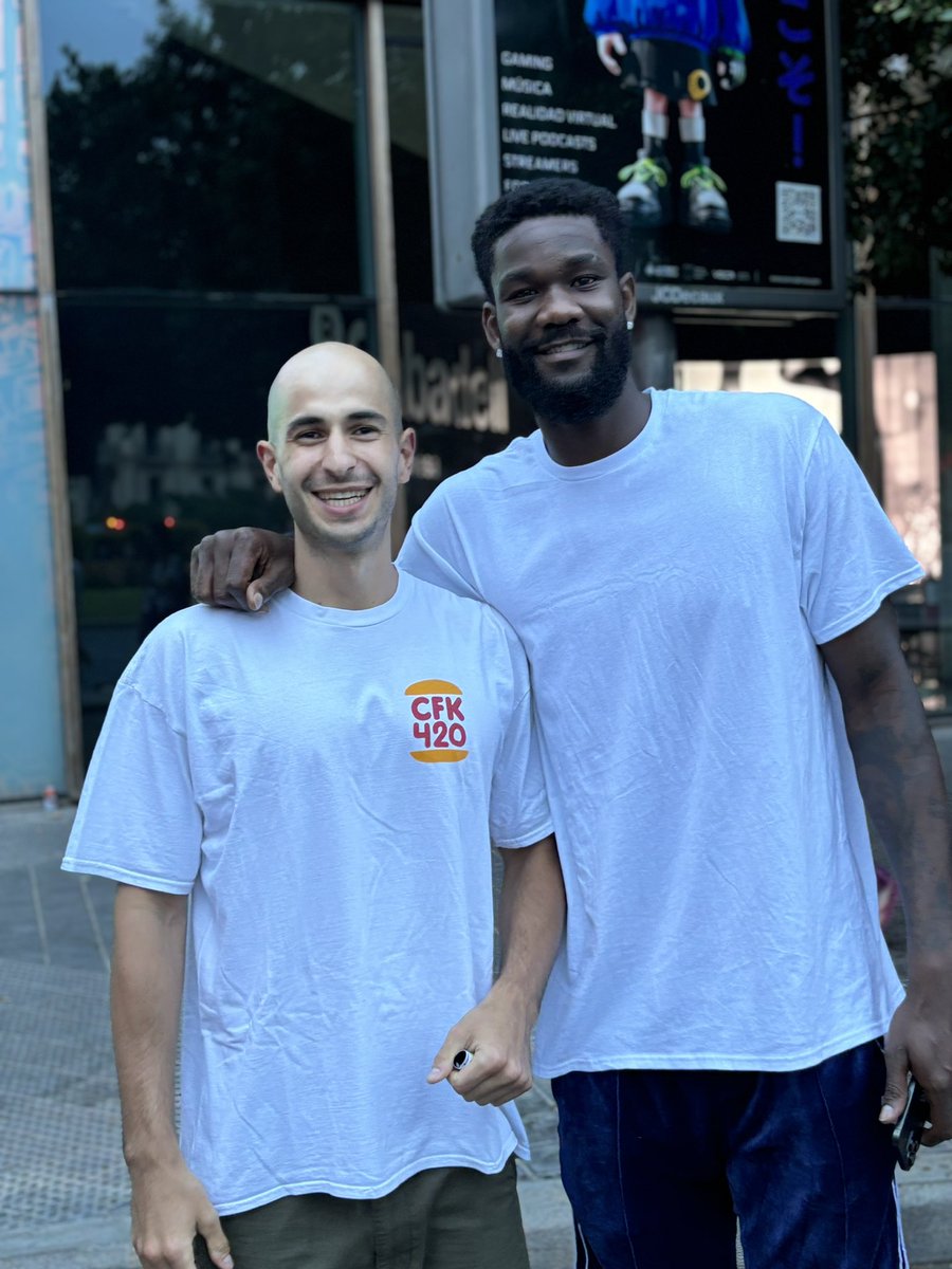 Albarran16's tweet photo. DeAndre Ayton en la cabalgata gay de Valencia 🤷🏽‍♂️ https://t.co/TfPspmSQ4d
